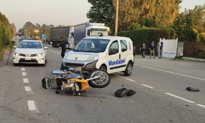 Sbanda e finisce contro un’auto parcheggiata: muore un motociclista