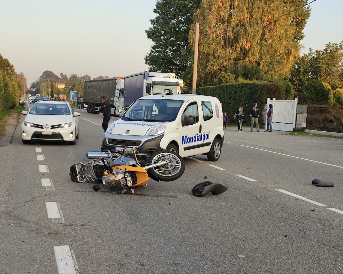 Sbanda e finisce contro un’auto parcheggiata: muore un motociclista