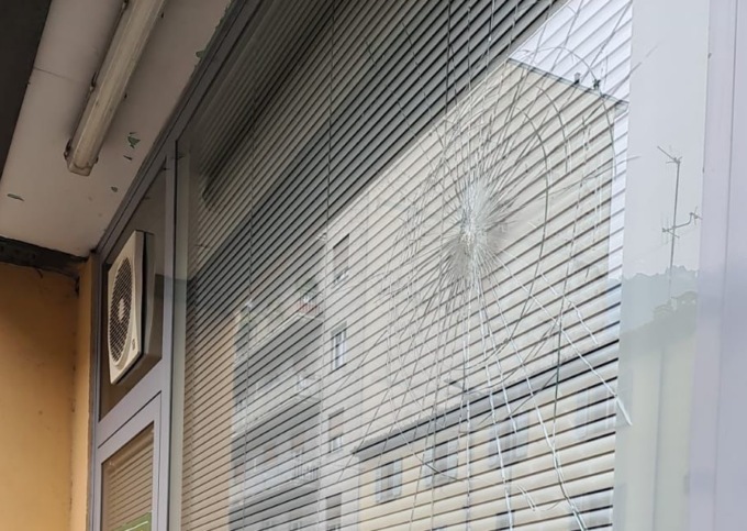 Vandalismo: danneggiata la sede provinciale della Lega a Como