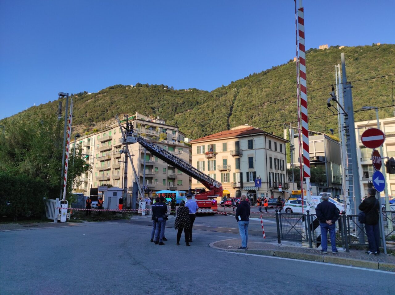 Bloccato il passaggio a livello di piazza Verdi: Vigili del fuoco al lavoro