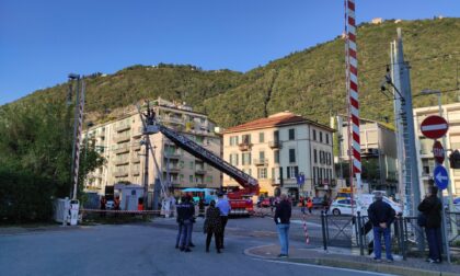 Bloccato il passaggio a livello di piazza Verdi: Vigili del fuoco al lavoro