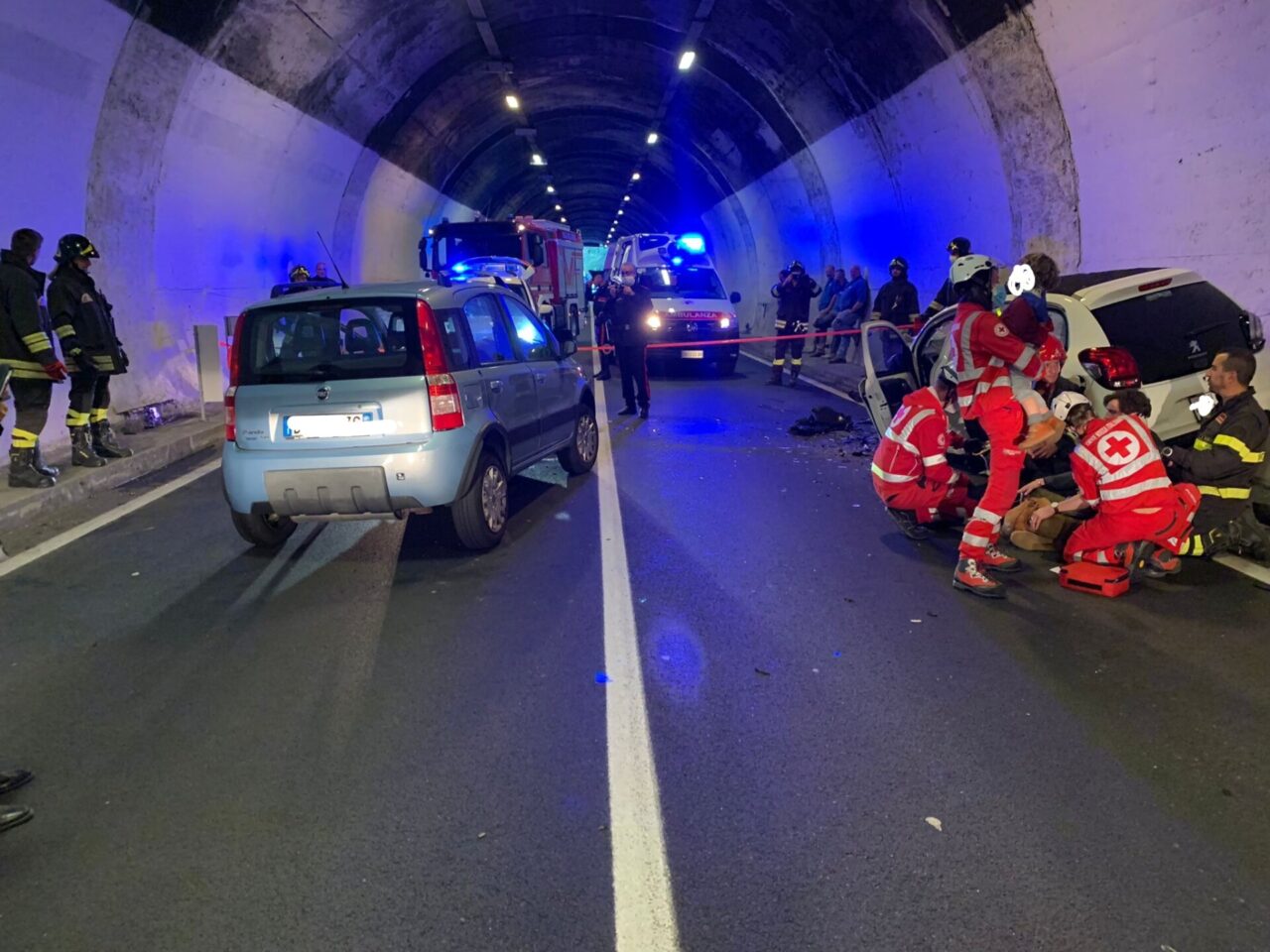 Incidente a San Siro, schianto tra auto in galleria sulla Regina