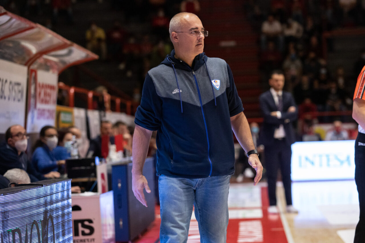 Vittoria della Pallacanestro Cantù a Pistoia, Sodini: “Abbiamo bisogno di continuità”