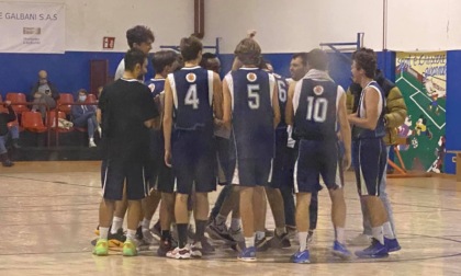Basket serie D doppio colpo dell'Olimpia Cadorago che vincendo centra salvezza e playoff