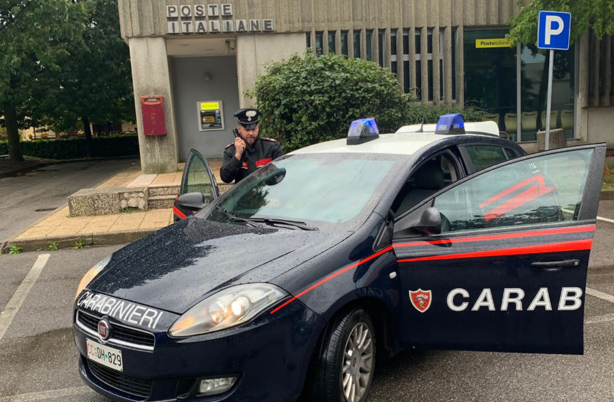 Rapina in posta a Vighizzolo, dipendenti minacciati con un coltello