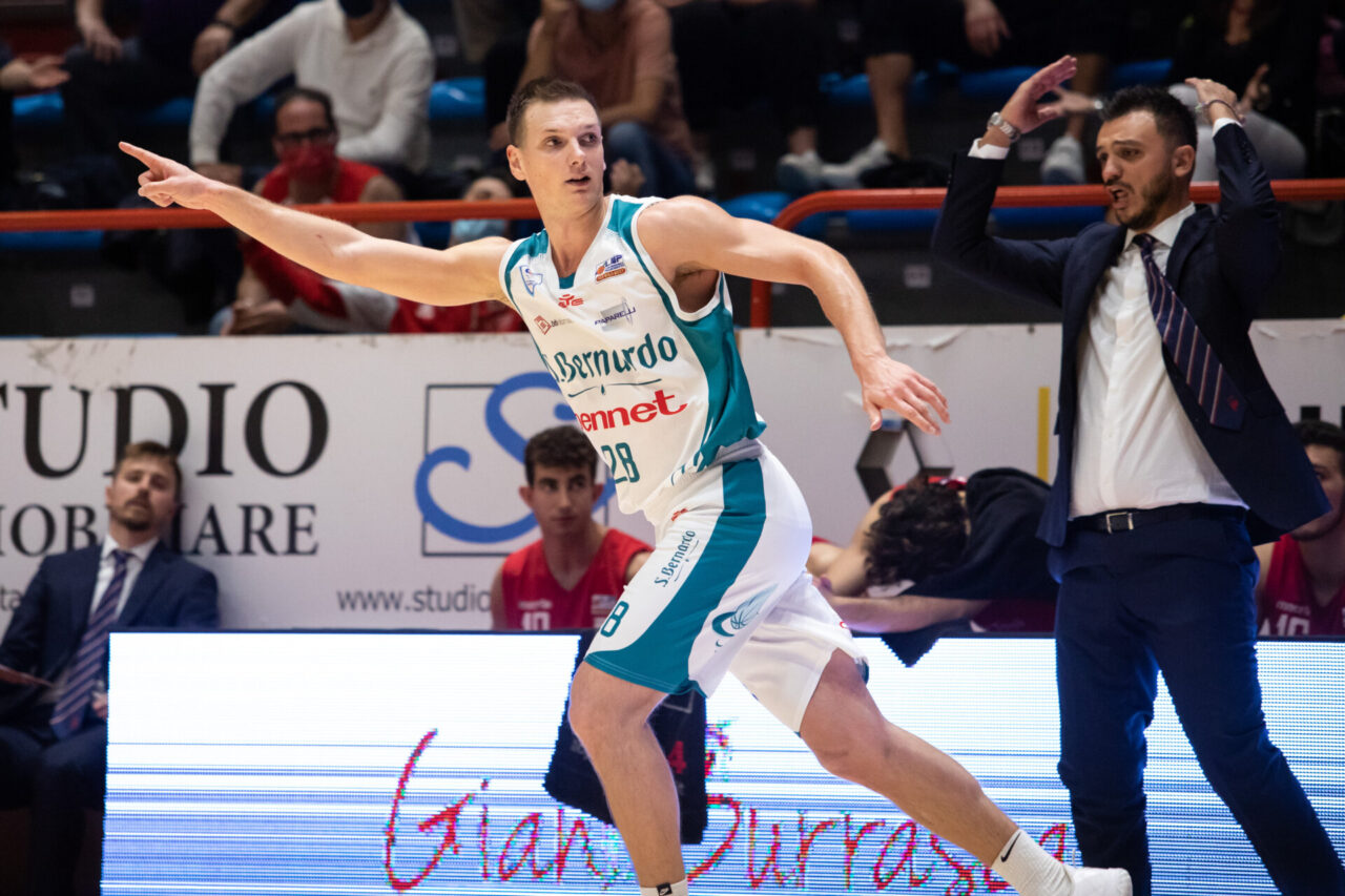 Pallacanestro Cantù agguanta la seconda vittoria in campionato a Pistoia