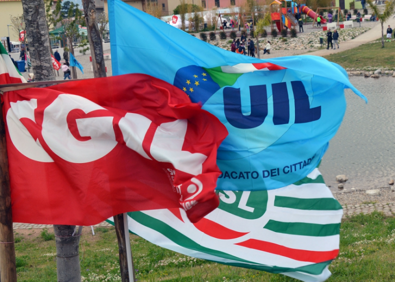 Petardo sotto la porta dalla Uil di Lomazzo