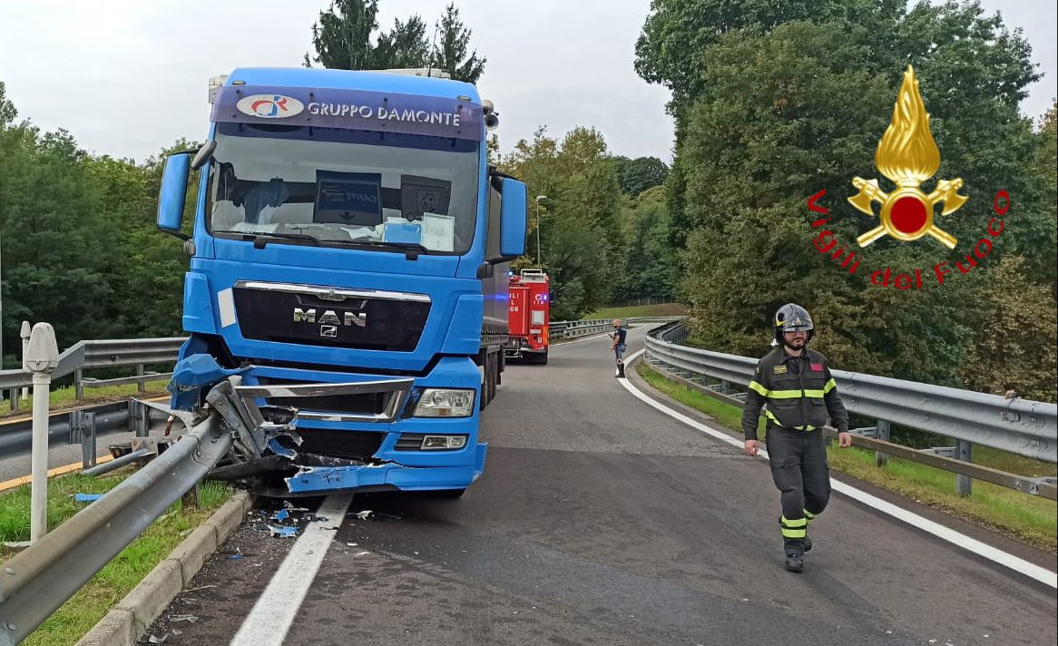Incidente a Fino: camion finisce contro il guard rail all’uscita dell’autostrada