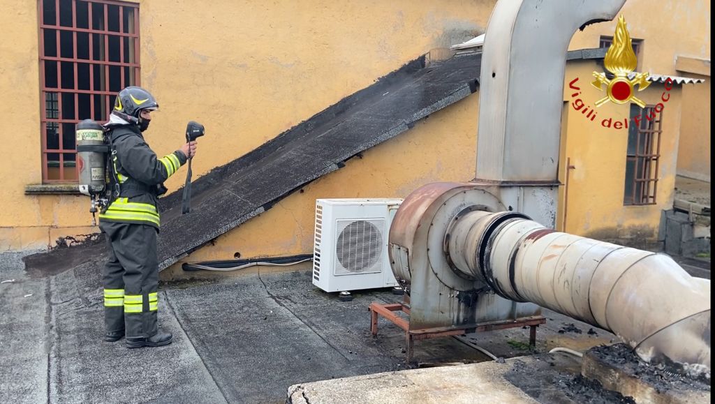 Incendio a Villa Guardia in una tessitura dismessa