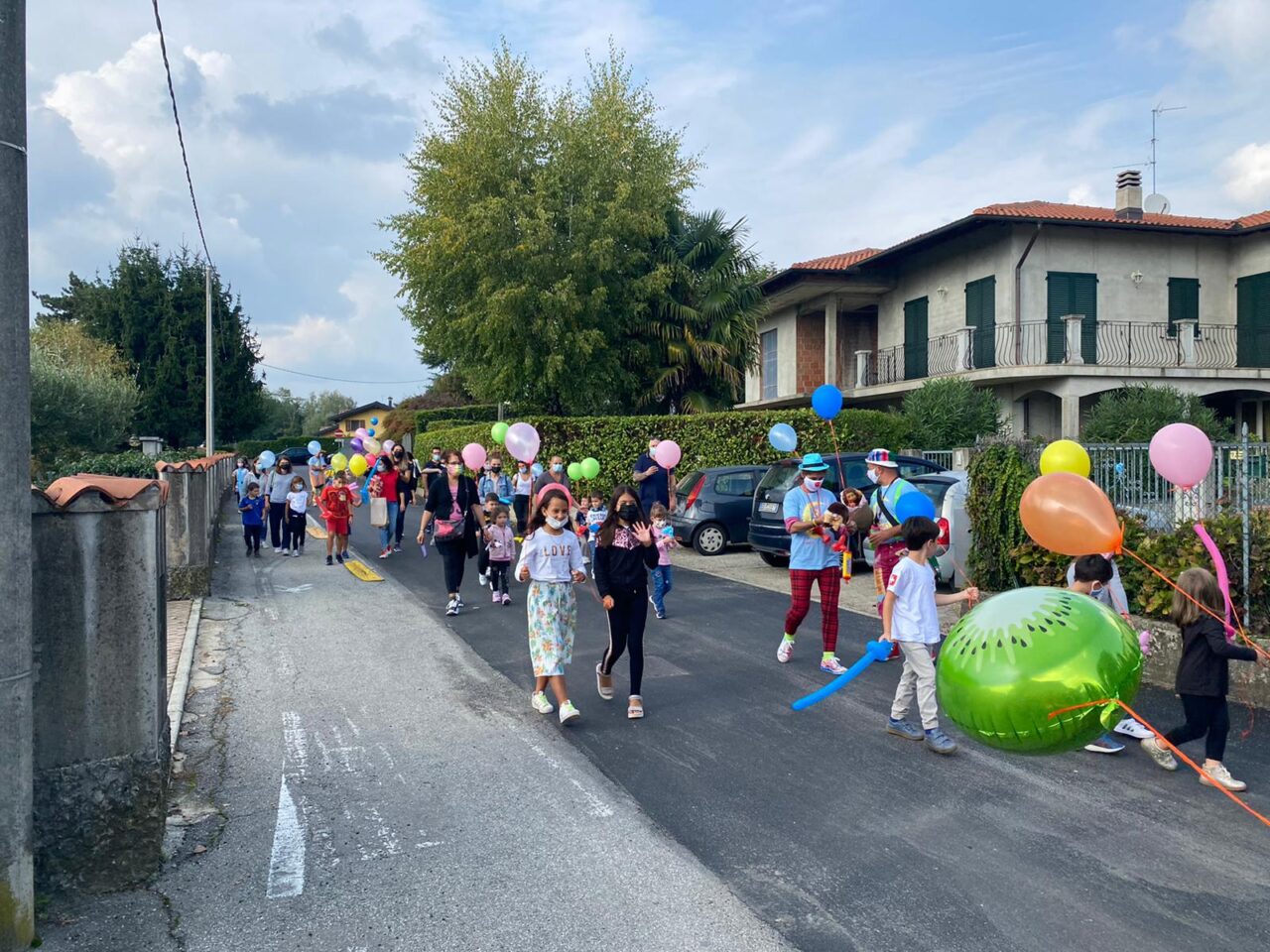 Faloppio, una grande festa per il piccolo Edo con musica, costumi e auto della Polizia