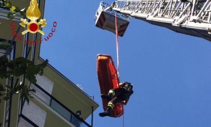 Anziana cade in casa al sesto piano: Vigili del Fuoco la soccorrono con l'autoscala