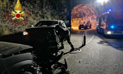 Frontale tra due auto in via per San Fermo: ferito 45enne, gli altri se ne vanno dall'incidente