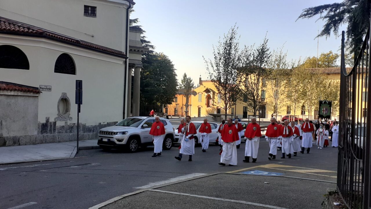 Erba, processione del Masigott per i cinquant’anni di sacerdozio di don Bruno