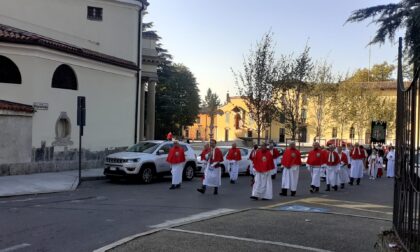 Erba, processione del Masigott per i cinquant'anni di sacerdozio di don Bruno