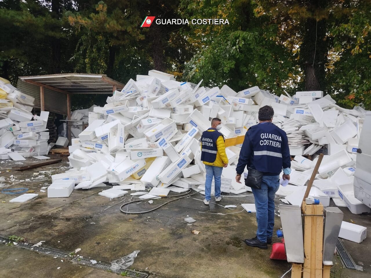 Rifiuti abbandonati e salmone senza requisiti di tracciabilità sequestrato