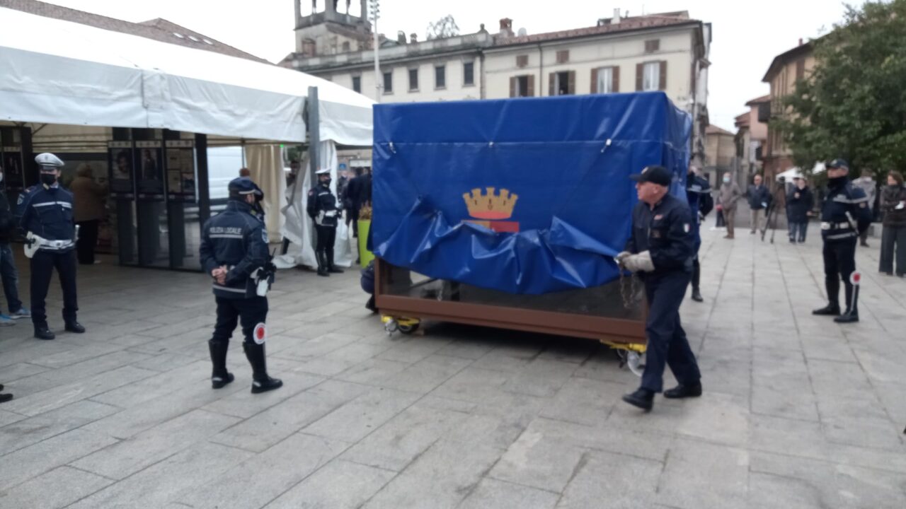 Al via la rassegna “Noi siamo Loro”: posizionata a Cantù la teca con i resti dell’auto della scorta di Falcone