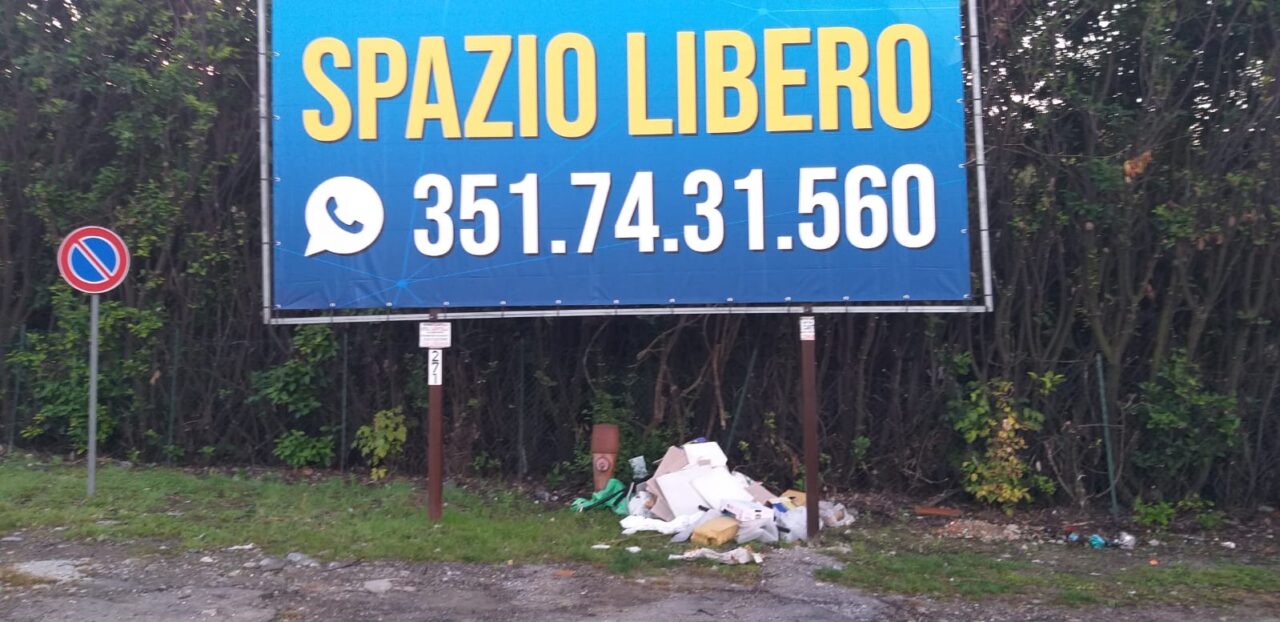 Lo spazio pubblicitario è libero… ma viene occupato dalla spazzatura