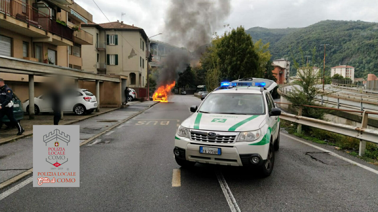 Veicolo in fiamme a Como: in via Brogeda senso unico alternato