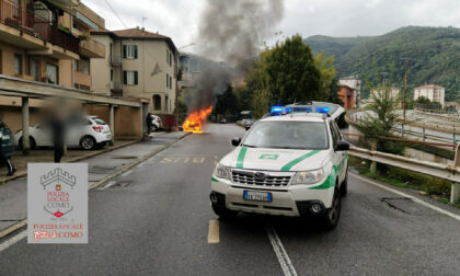 Veicolo in fiamme a Como: in via Brogeda senso unico alternato