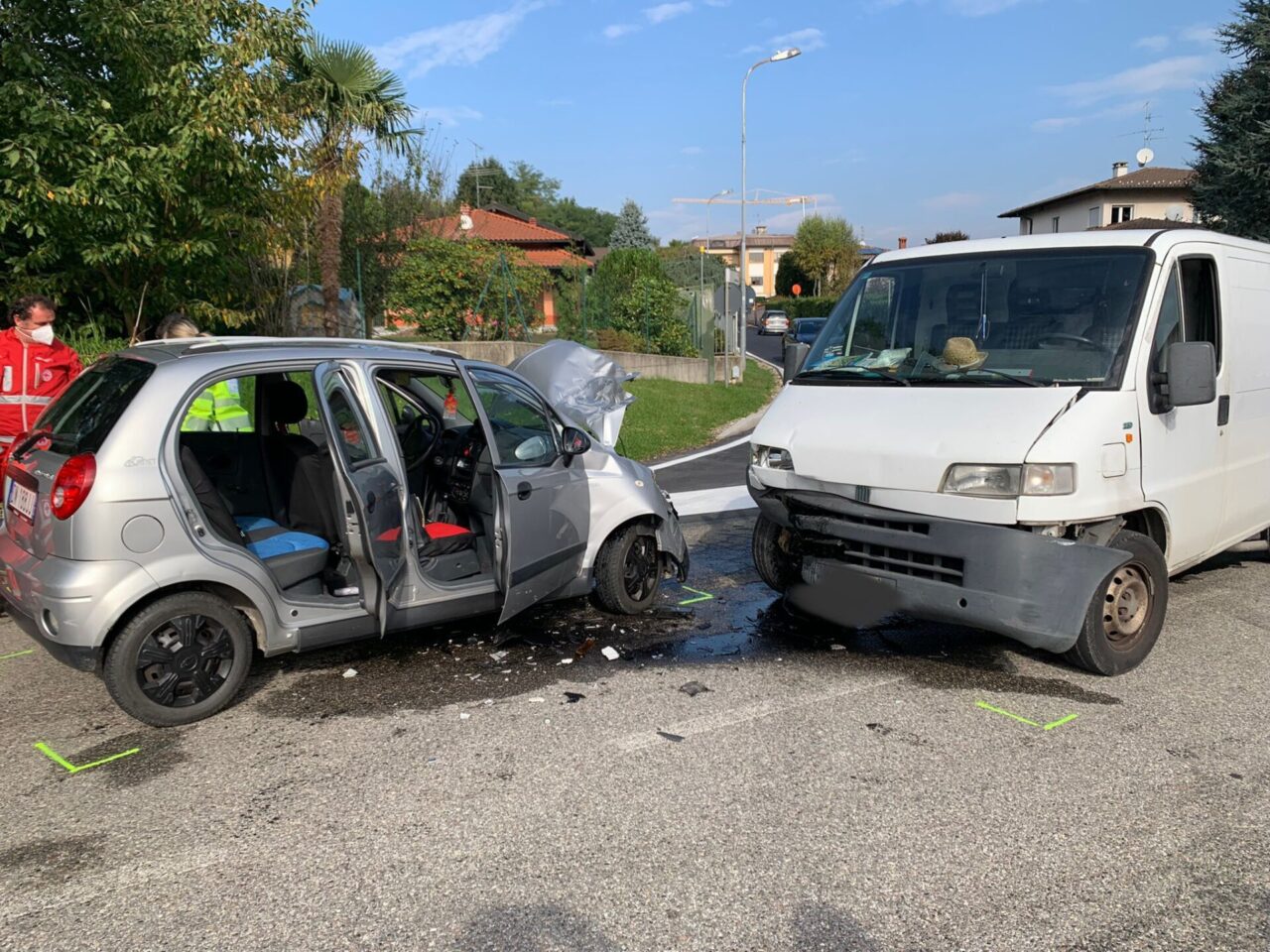 Frontale tra un furgone e un’automobile