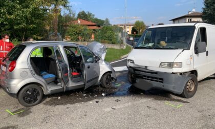 Frontale tra un furgone e un'automobile