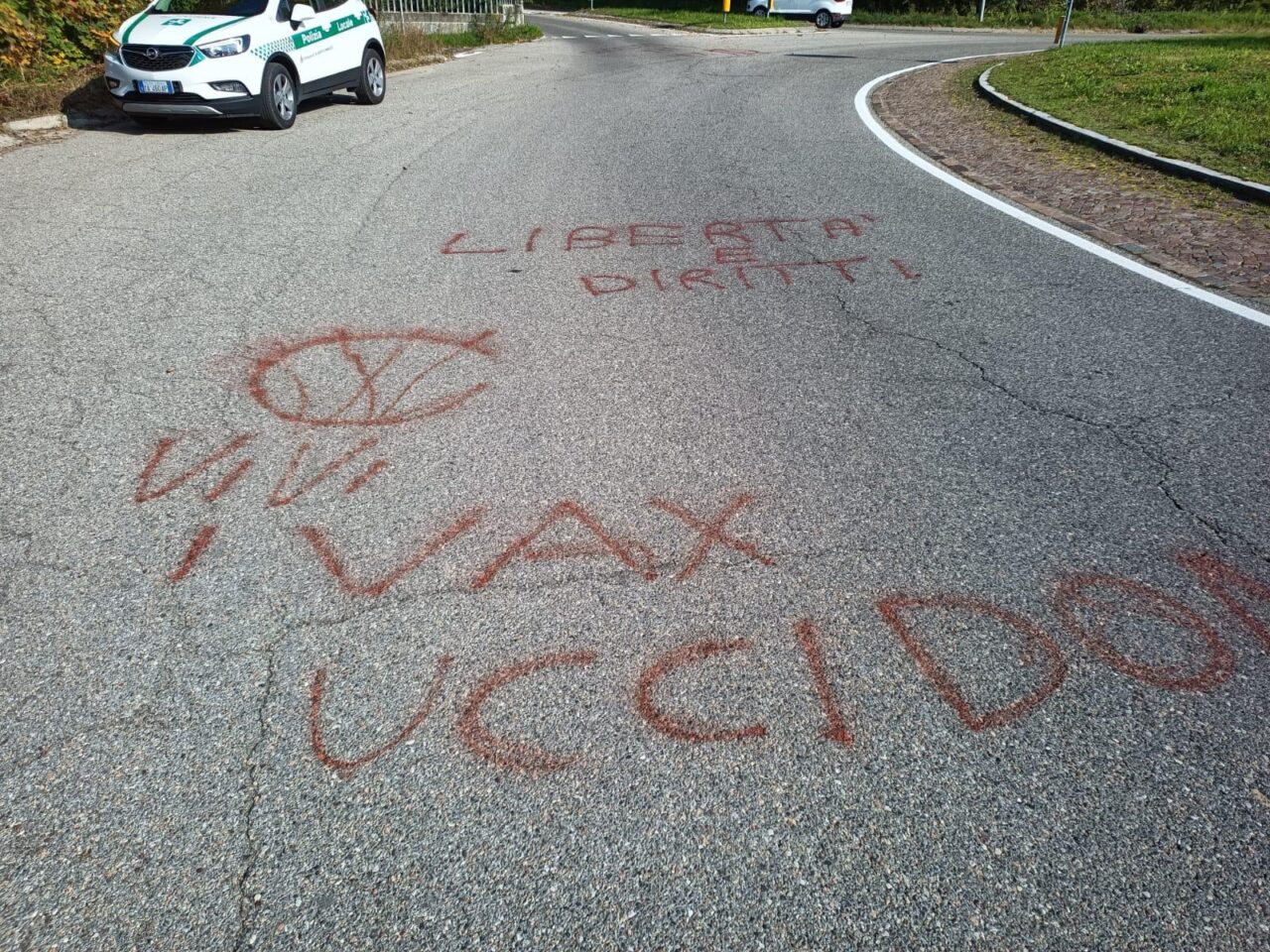No vax imbrattano strade, piazze e ingresso dell’asilo