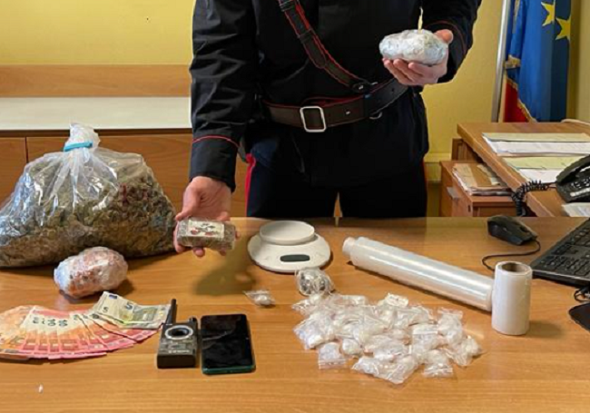 Nascondevano droga in officina e in un’auto da riparare, due arresti