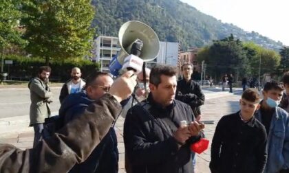 No Green Pass, manifestazione flop a Como. Il dipendente comunale in sciopero: "Combatto contro una tessera nazista"