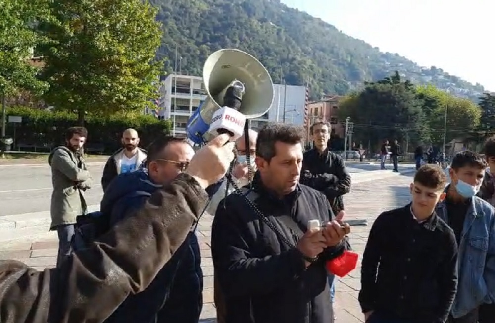 No Green Pass, manifestazione flop a Como. Il dipendente comunale in sciopero: “Combatto contro una tessera nazista”