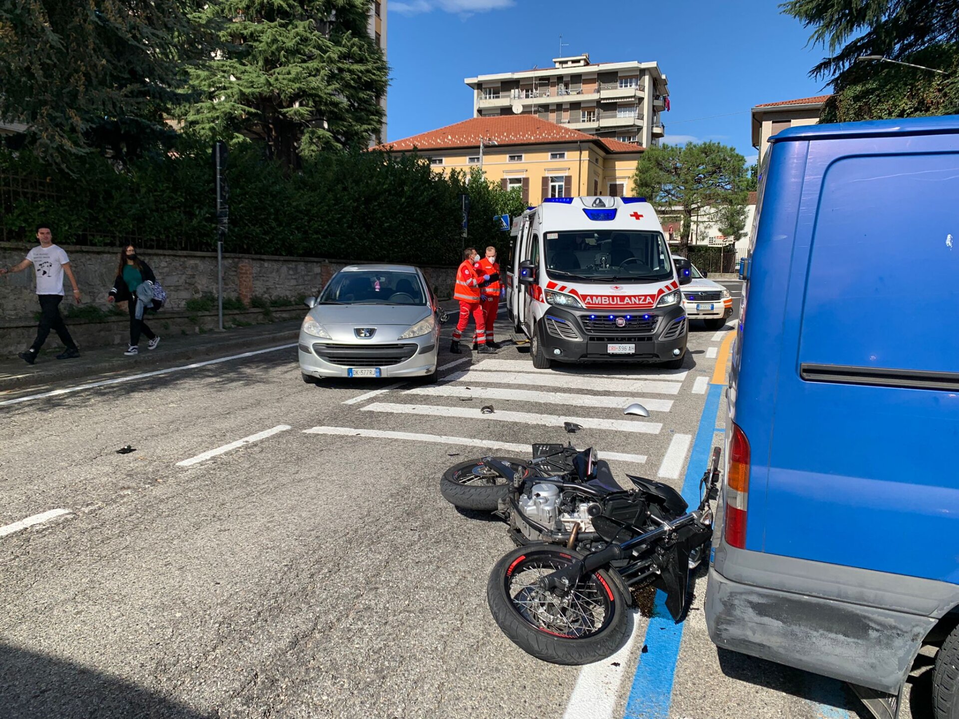 Scontro Tra Un'auto E Una Moto - Prima Como