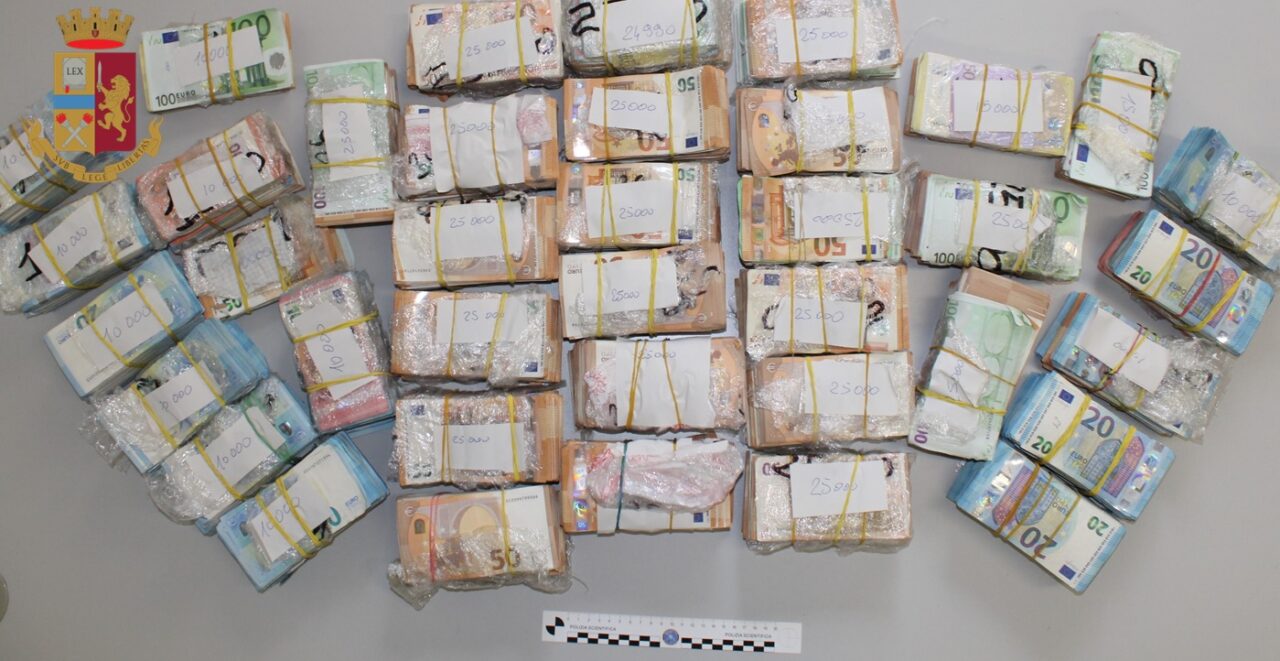 Dalla Calabria con 700mila euro nascosti nell’auto ma “lui non ne sapeva nulla”: denunciato per riciclaggio