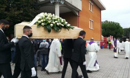 Tantissimi fedeli al funerale di don Costantino Prina