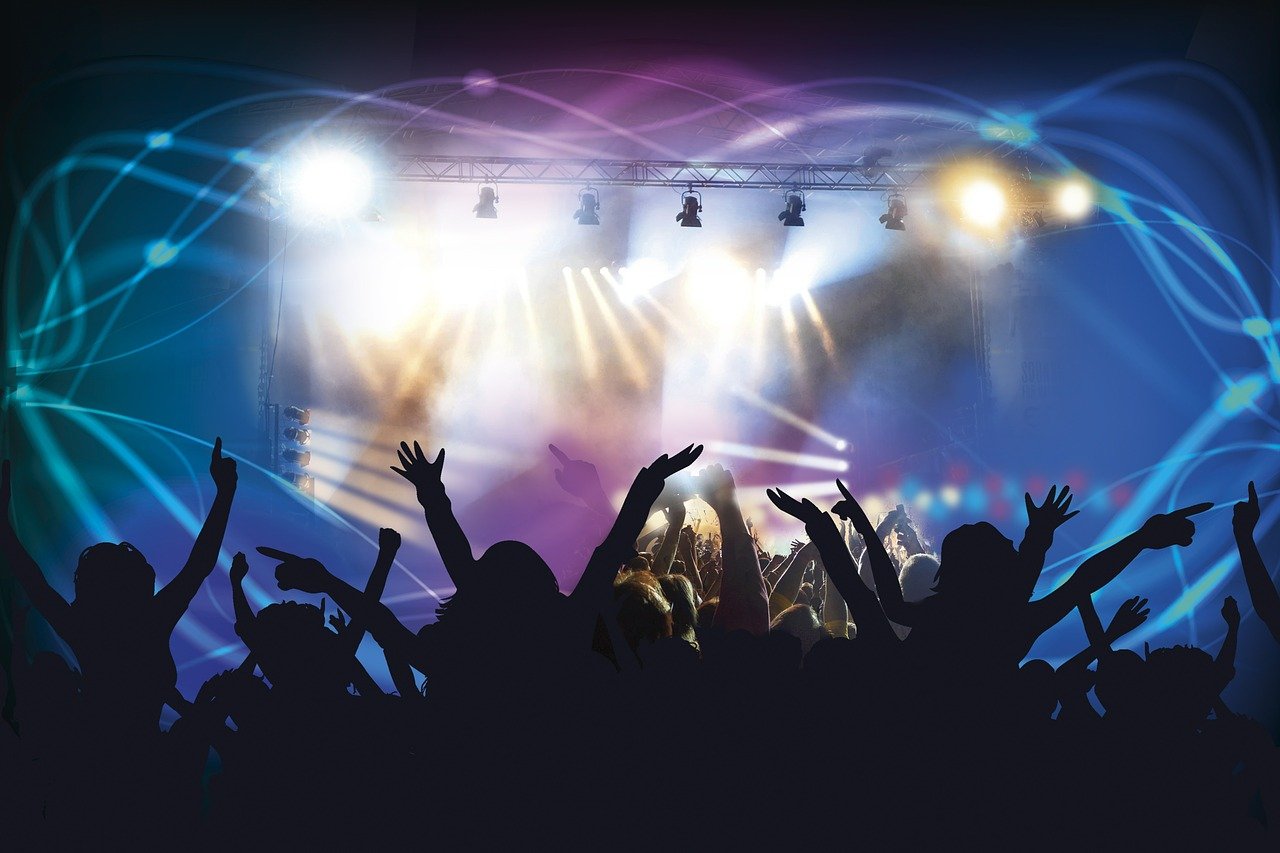 Discoteca con Dj set, ma senza autorizzazione: titolare multato dalla Polizia di Stato