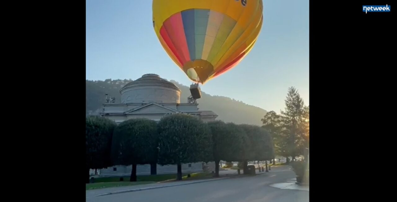 La mongolfiera finisce contro il Tempio Voltiano: abbattuto un fregio