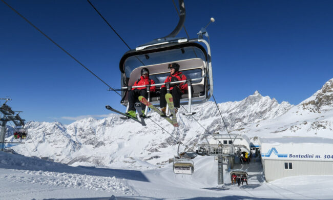 Le piste da sci scaldano i motori: iniziata la vendita degli skipass stagionali