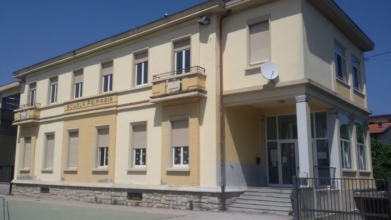 Sosta selvaggia a scuola, il sindaco “bacchetta” i genitori