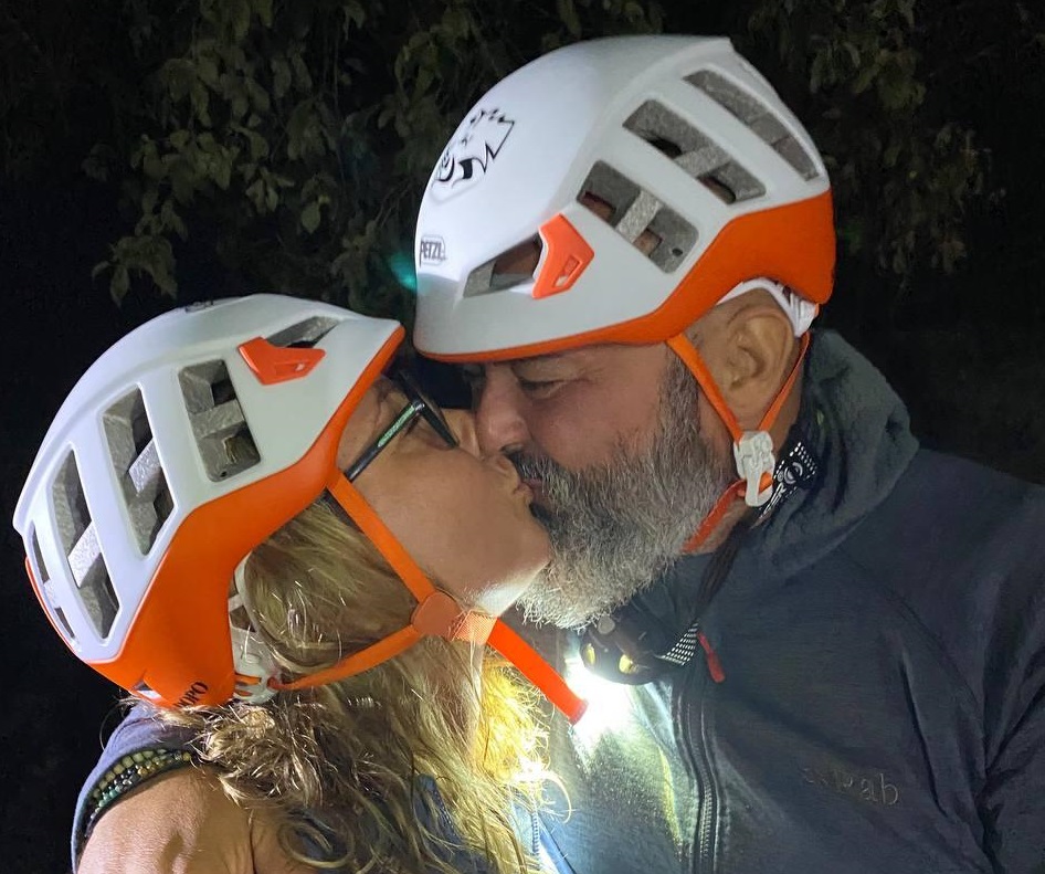 Festeggiano l’anniversario di nozze affrontando il trekking “Selvaggio blu”