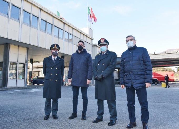 Nicola Molteni in visita al gruppo di Ponte Chiasso della Guardia di Finanza