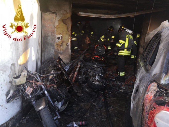 In fiamme il box, bruciano auto, moto e anche un gommone