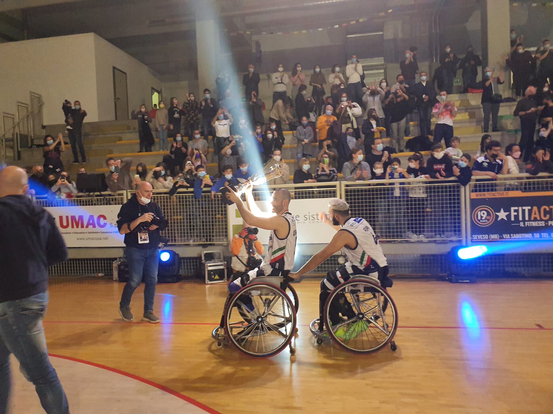 Geninazzi e Papi mostrano la Supercoppa al pubblico del PalaMeda