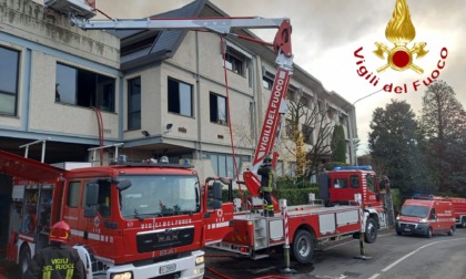 Incendio tessitura a Costa Masnaga: intervengono anche i Vigili del fuoco di Como