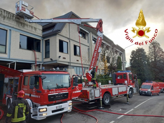 Incendio tessitura a Costa Masnaga: intervengono anche i Vigili del fuoco di Como