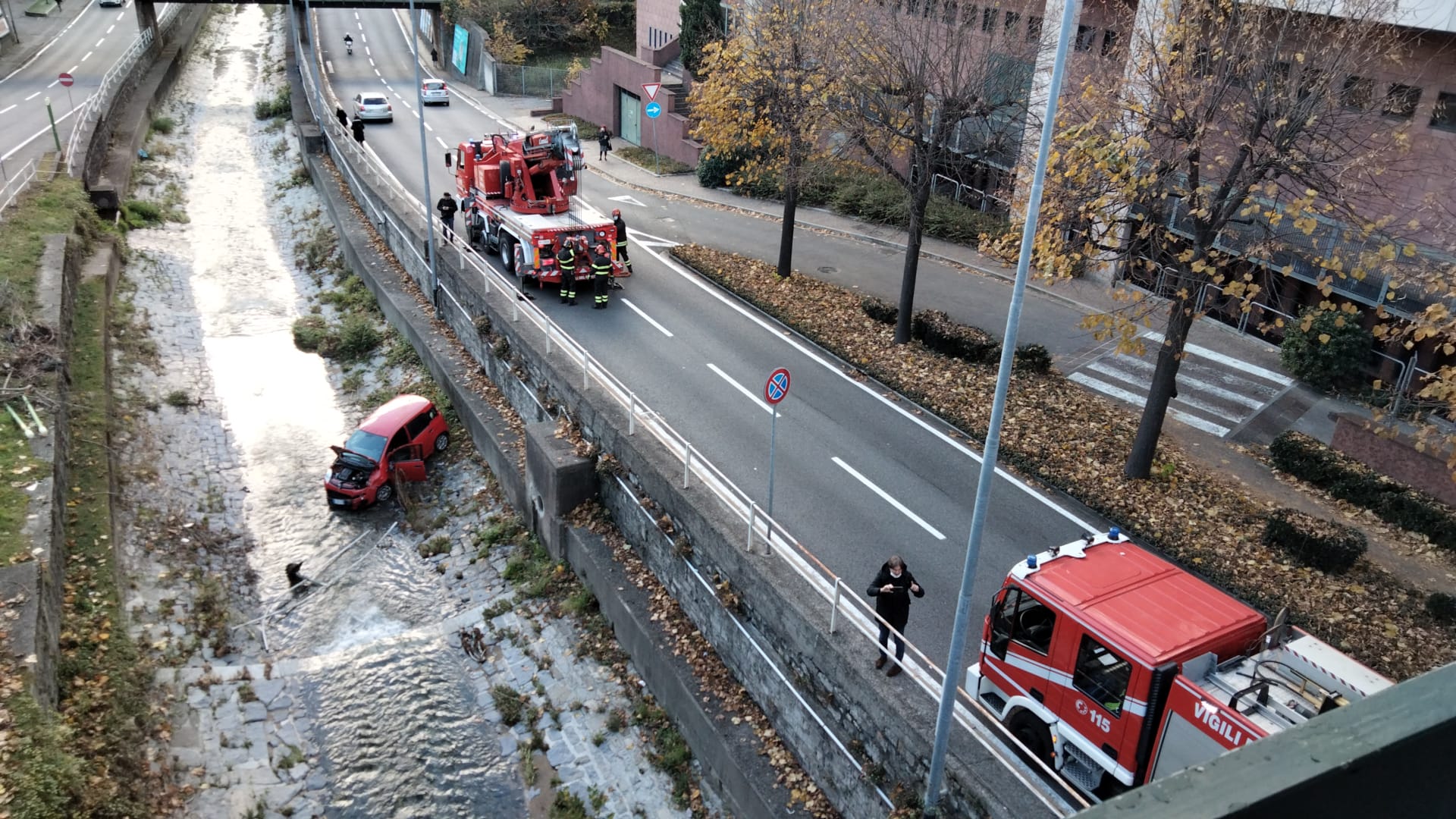 como, auto esce di strada e finisce nel cosia