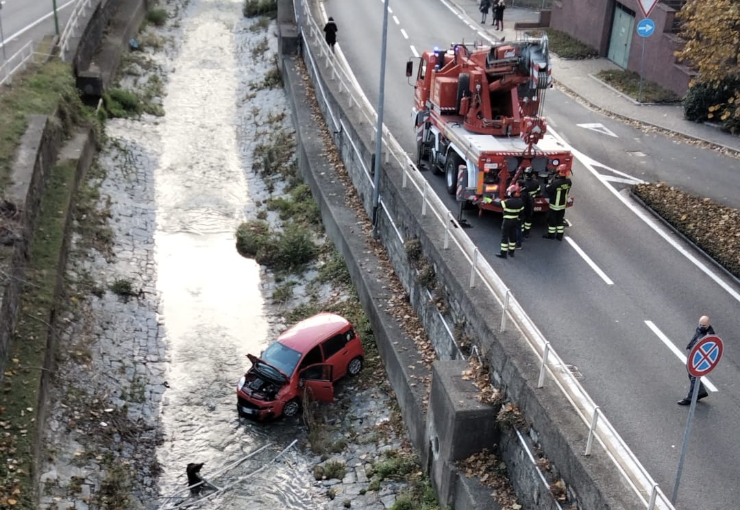 como, auto esce di strada e finisce nel cosia