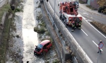 Auto esce di strada e finisce nel Cosia