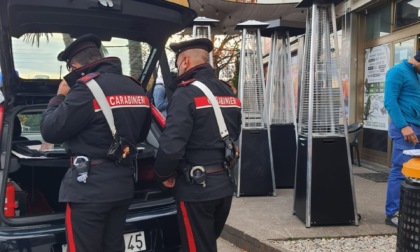 Rissa al bar, tre persone ferite con un coltello