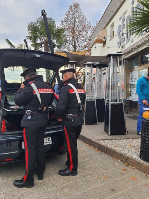 Rissa al bar, tre persone ferite con un coltello