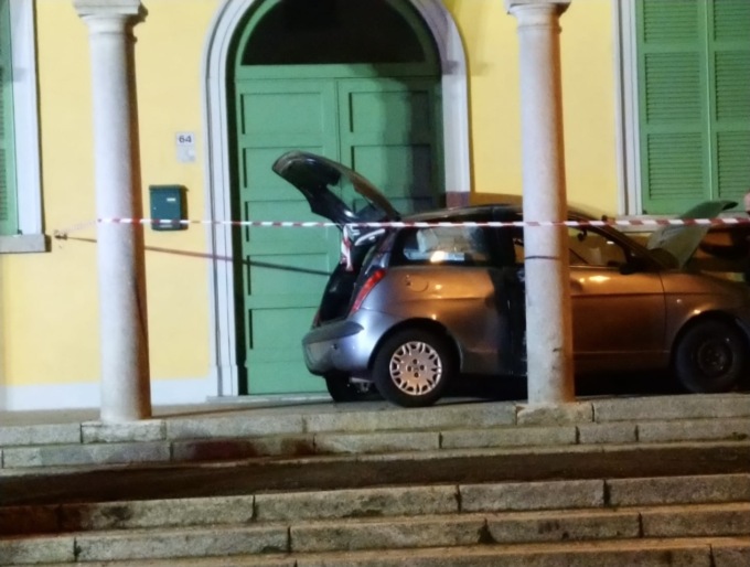 Auto esce di strada e finisce oltre i gradini tra le colonne della scuola
