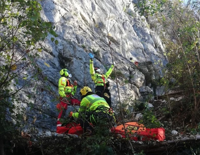 Cinquantenne ferito alla gamba da un sasso alla Falesia del Tramonto: recuperato dal Soccorso Alpino