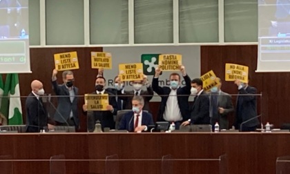 Nuova Legge Sanitaria Lombardia, il Ms5 protesta tra fischietti e striscioni: 9 consiglieri espulsi dall'aula